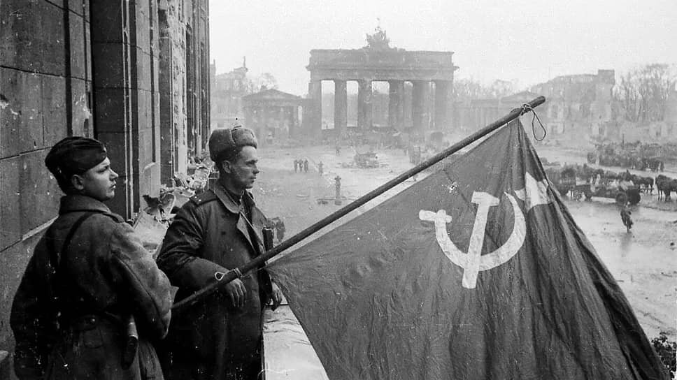 В четверг, 3 мая 1945 года, на первой полосе газеты «Правда» была размещена новость: «Знамя победы водружено над Берлином!». Школьникам в селе Краснозерск Новосибирской области радостную новость сообщили во время зарядки. «Какой счастливый день!!!.... На зарядке сообщили о взятии столицы Германии, о том, что теперь в Берлине развеивается знамя победы, поставленное доблестными воинами наших армий. Радость!! Два урока кончилось весело. Нам сказали, чтобы мы выходили строем на улицу и шли на площадь, где состоится митинг. Радостные и счастливые мы пошли под знаменами на площадь. Не описать тех чувств и всего, что было на митинге. Радость! Крики — “Ура!”, аплодисменты. Еще бы не радоваться. Фашистская столица взята! Гитлер и Гебельс окончили жизнь самоубийством, боявшись всенародной казни. Близка встреча с нашими отцами, братьями и дядьями»,— пишет 15-летняя школьница Надежда Хатина 3 мая в личном дневнике .📷Фото: pastvu.com / автор неизвестен