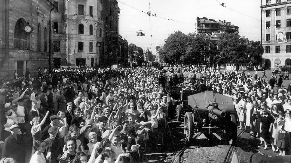 8 мая в пригороде Берлина, в Карлсхорсте, представители немецкого главнокомандования подписали окончательный акт о капитуляции. Страна ждала сообщение о победе. «Неужели конец войны? Через несколько часов все должно решиться. С утра ходит слух, что окончилась война. <…> После занятия выбежали во двор. Увидели стол с репродуктором. Никого не было. Кто-то сказал, что все на площади Льва Толстого. Ринулись на площадь. Бежали так, что сбивали с ног прохожих. На площади перед репродуктором действительно была огромная толпа. Волновались, ждали 3-х часов. Купили эскимо, съели. Уже четвертый час, толпа расходится. Может быть слухи?» — написала в тот день 20-летняя студентка Анна Уманская, пережившая блокаду Ленинграда. На фото: встреча победителей на Кировском (Каменноостровском) проспекте в Ленинграде .📷Фото: pastvu.com / автор неизвестен