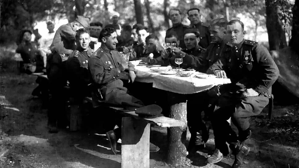 Новость об окончании войны по радио передали в два часа ночи. «Два часа ночи, шум и говор в казарме. Поднимаю голову и слышу “война кончилась”. Не верится. По радио передают, что Германия подписала договор о капитуляции, только тогда поверил. Приходит ротный и говорит: “кто куда хочет, пускай идет до 10 мая до 6 часов утра”. Встретил день победы я хорошо, тоже с русской горькой, весело и радостно. “Мы победили” — раздается со всех концов города. Салюты, салюты, ракеты... Народ до предельной крайности веселый, все целуются, обнимаются»,— вспоминает Сергей Ишков. На фото: офицеры 143-го минометного полка Красной Армии 9 мая 1945 года в Германии .📷Фото: pastvu.com / автор неизвестен