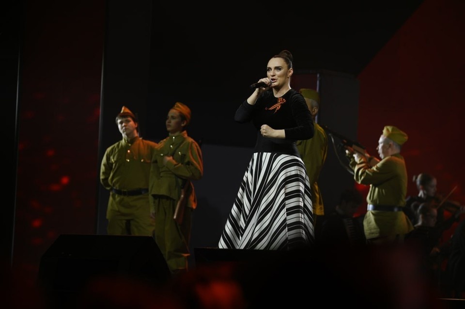    Елена Ваенга выступала вместе с воздушными акробатами. Алексей БУЛАТОВ