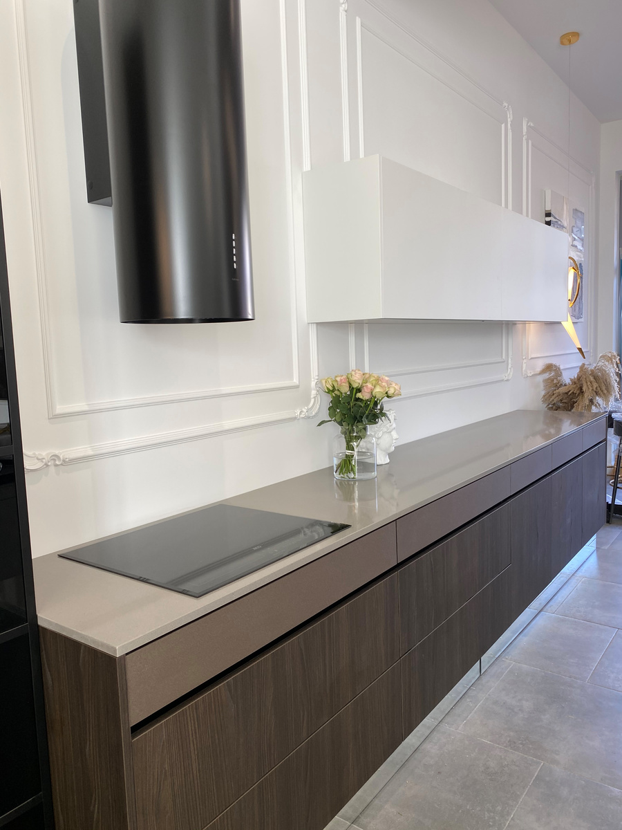 Кухня для тех, кто не готовит дома. Столешница выполнена из кварцевого агломерата Gobi Urban от TechniStone