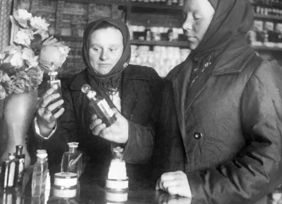 В парфюмерном магазине. Куйбышев. 1937 год.