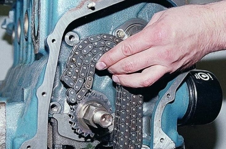 В любом современном бензиновом или дизельном двигателе газораспределительный механизм (ГРМ) играет ключевую роль. Он синхронизирует работу коленчатого и распределительного валов, обеспечивая своевременное открытие и закрытие клапанов. От его исправности зависит мощность, экономичность и даже сама работоспособность мотора.