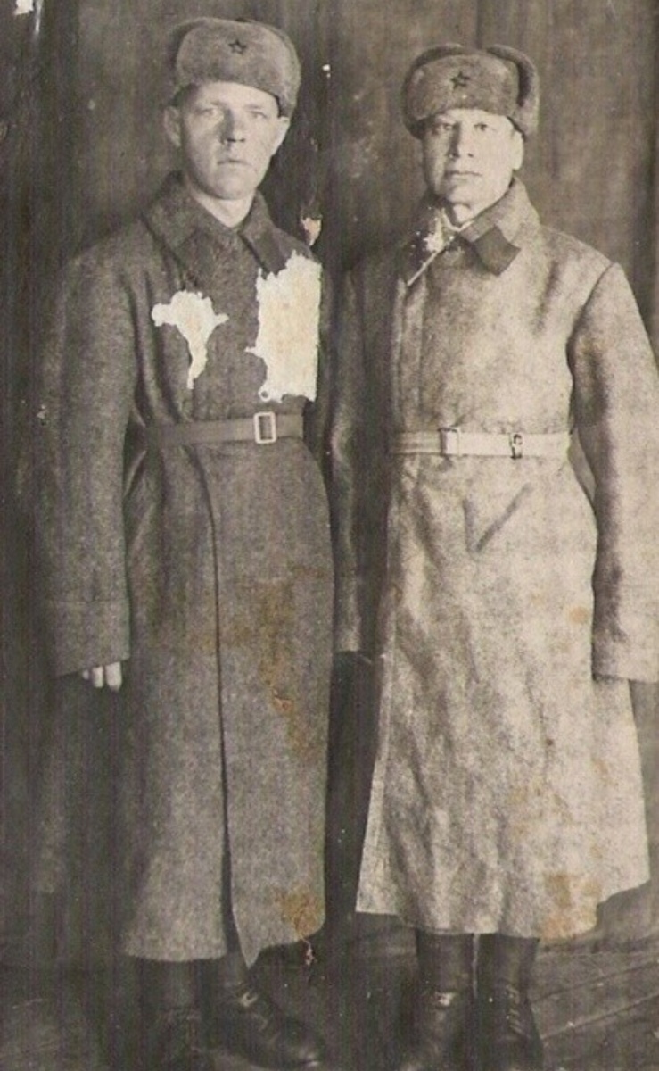 Справа - мой дед Владимир, перед оправкой на фронт. Г.Бийск. Последнее фото.