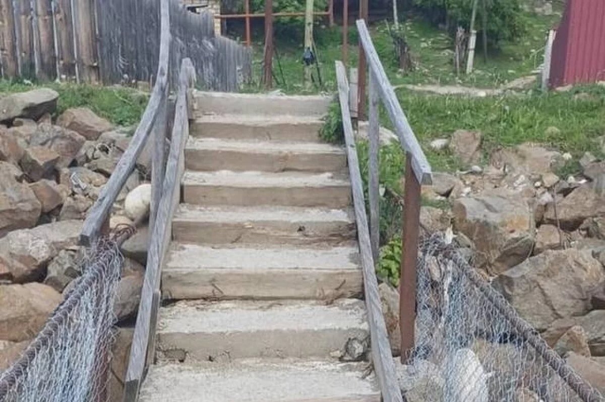    Мэрия Карачаевска привела в порядок мост после вмешательства прокуратуры