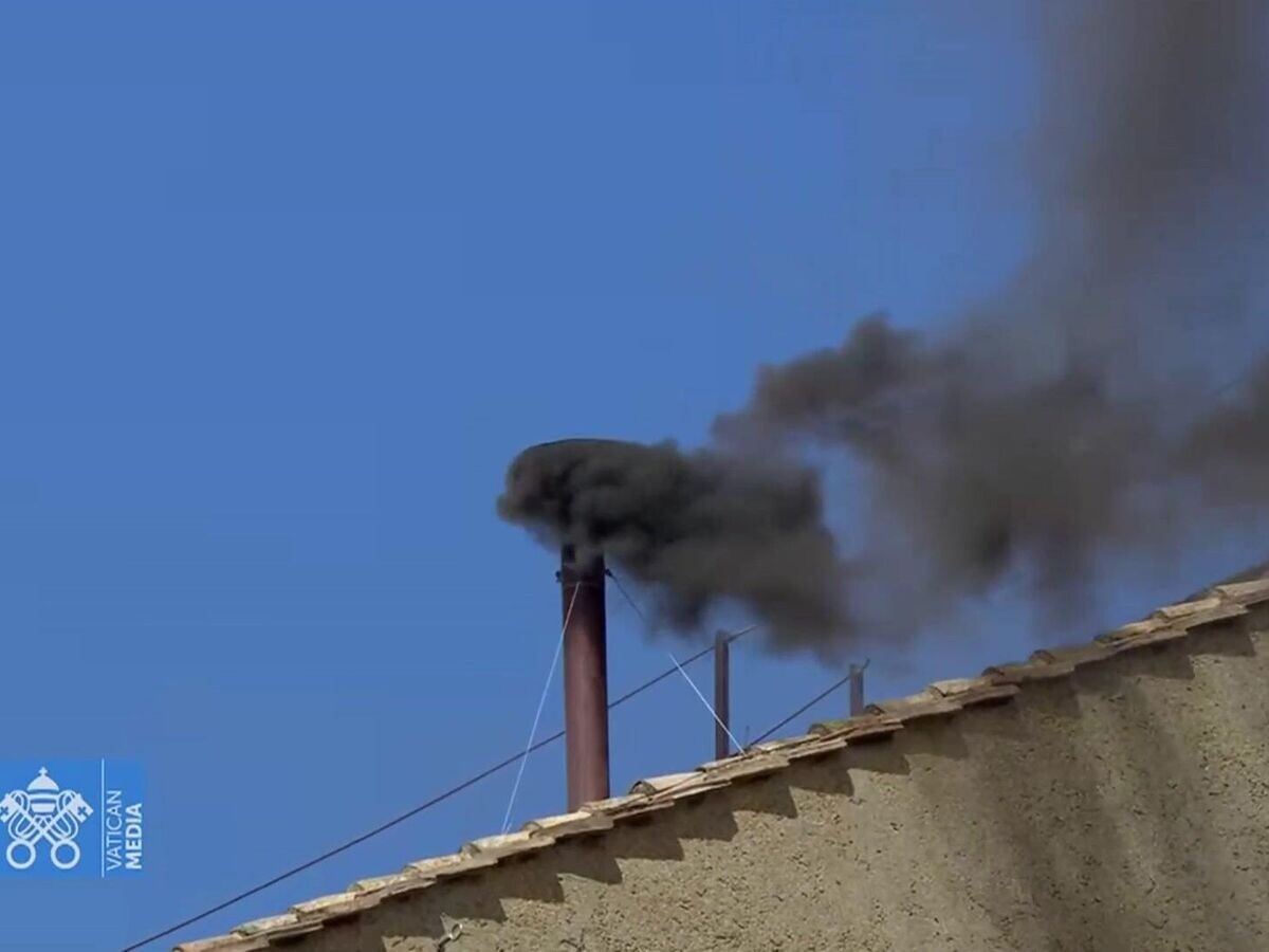    Черный дым поднимается из трубы на крыше Сикстинской капеллы© comunicazione.va