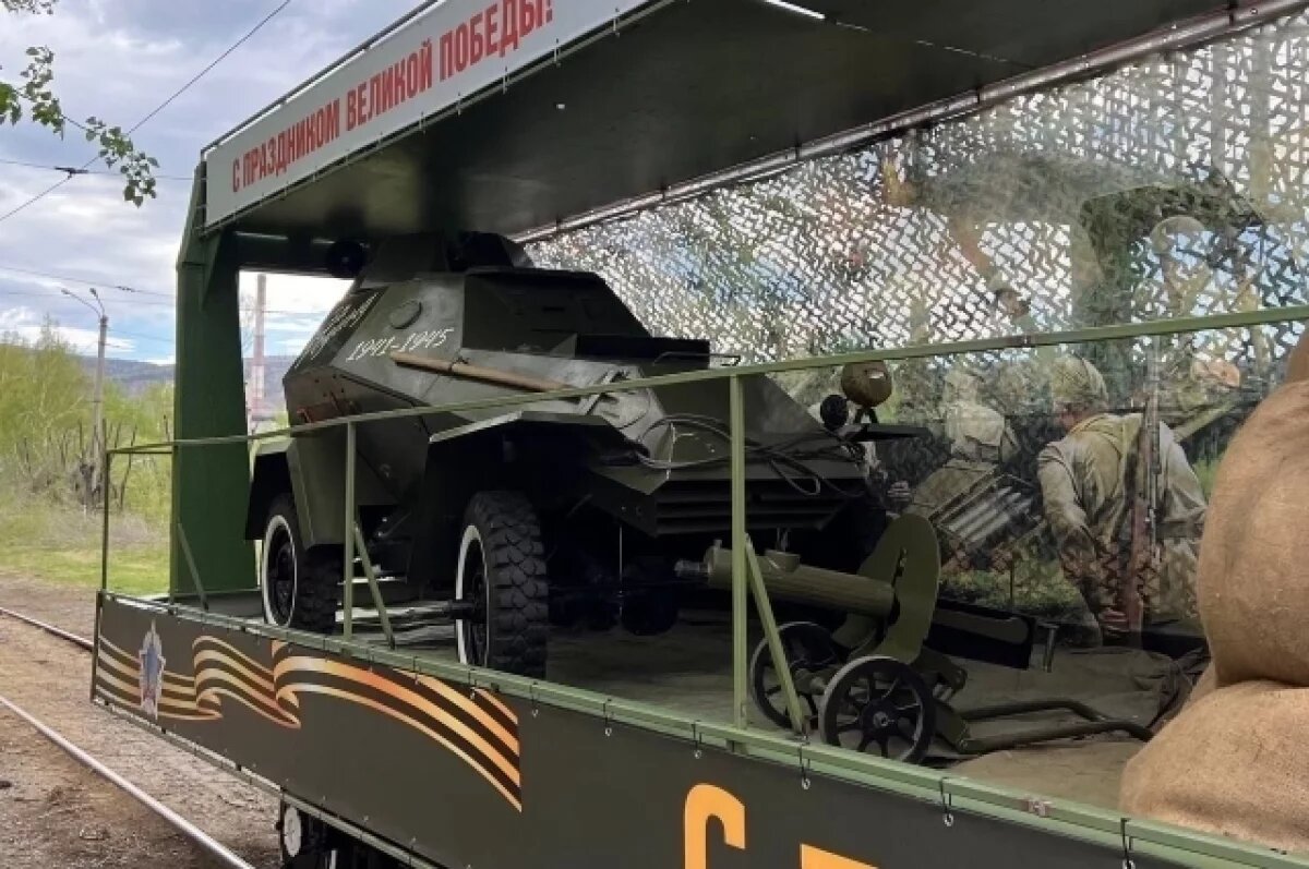    Праздничная трамвайная платформа ездит по Красноярску