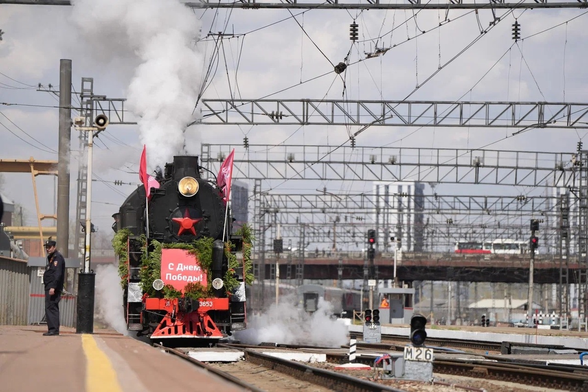 В торжественной встрече «Поезда Победы» поучаствовал губернатор Игорь Кобзев. Он отметил, что Иркутск уже третий раз встречает этот символ Великой Победы.
