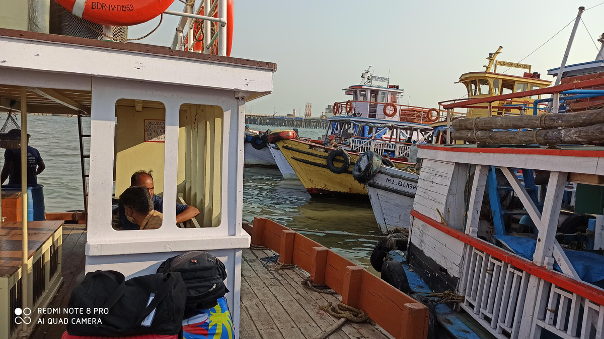 Пристань на Butcher Island. Слева - наш багаж, сваленный в кучу. 