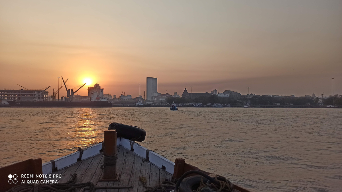 Закат солнца в Мумбаи. Вид с баркаса