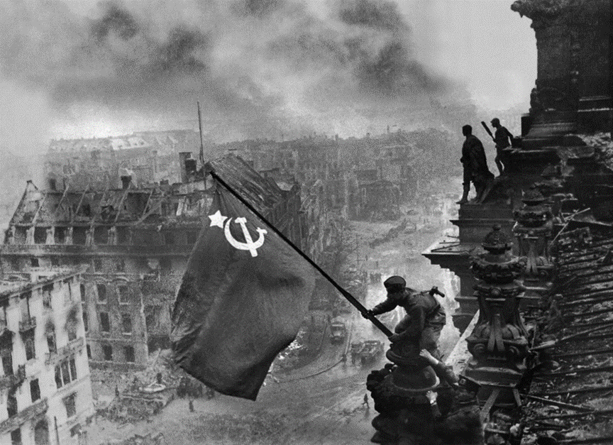 Красное знамя над Рейхстагом, май 1945 г. Фото: Е. Халдей