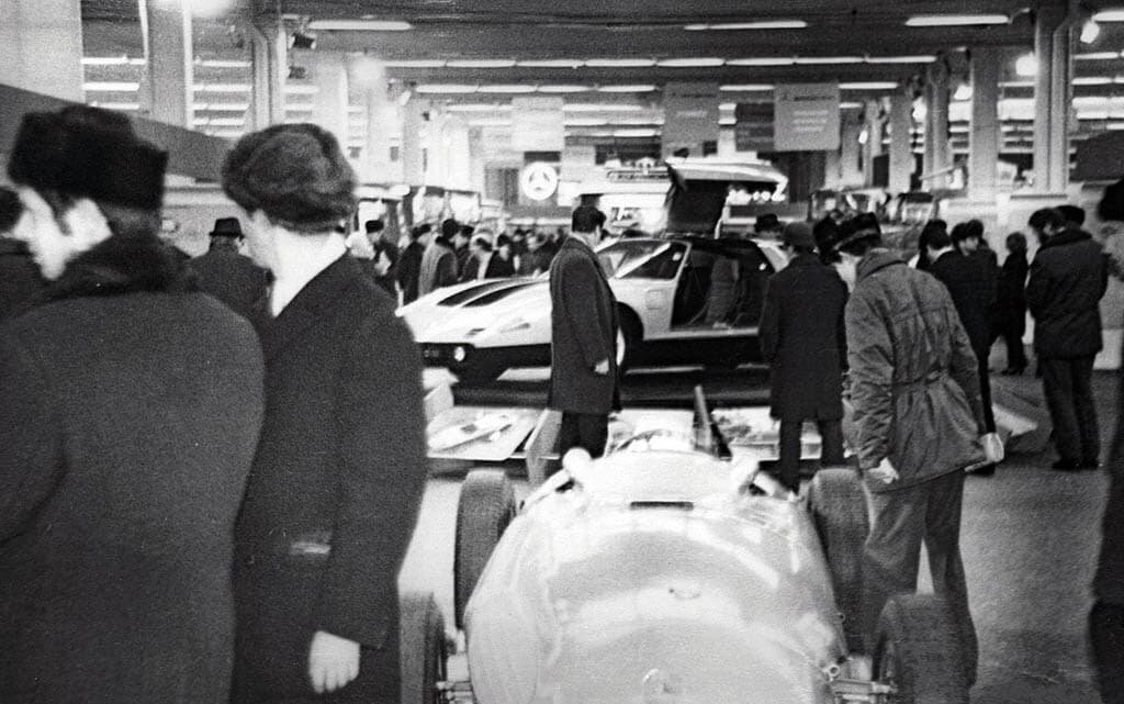 Звездой выставки стал роторный Mercedes-Benz С-111, кроме того, были представлены гоночные Мерседесы 1950-х, а также старинный Benz Velo