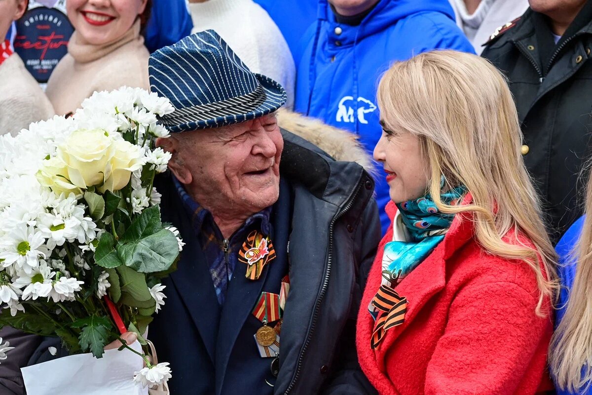    Парад у дома фронтовика Михаила Наянзина прошел в Петрозаводске. Фото: "Республика" / Сергей Юдин