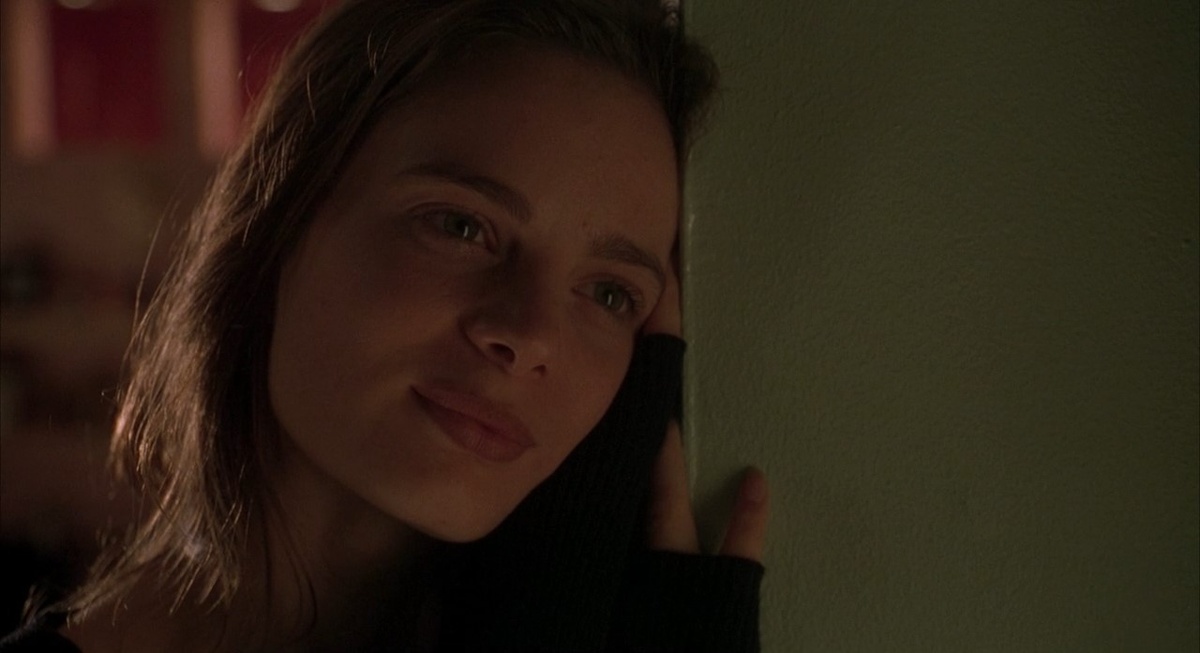 Абсолютно каждый кадр с Габриэль Анвар из этого фильма можно скринить и ставить в рамочку. Её безупречную эстетику можно было заметить ещё в более ранней работе «Запах женщины». Кстати, эту роль могла исполнить Кэмерон Диас. 