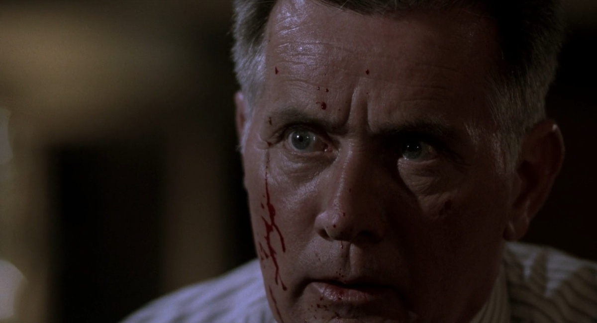 Цензоры хотели дать максимальный возрастной рейтинг из-за сцены где Сэр пытает Уэйна. Кстати, изначально эту роль должен был исполнить отец режиссёра, Дональд Сазерленд, но графики не совпали. 