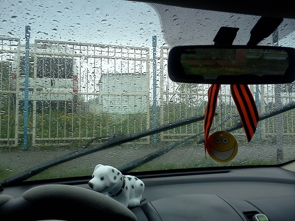 А дворники вот так посреди лобовухи и застряли(((