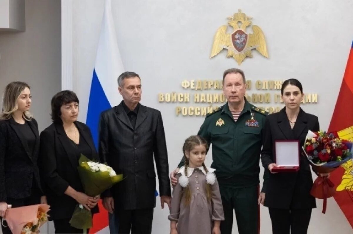    Директор Росгвардии вручил медаль «Золотая Звезда» семье Героя России