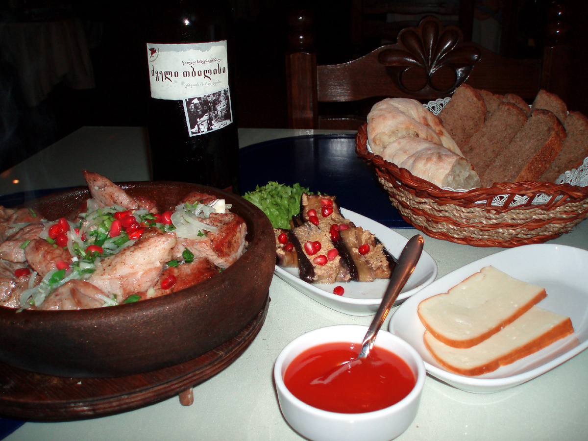 Фото из архива автора. Не помню уже точно - где это было? Или Москва или Турция. Но вино - грузинское... 😂