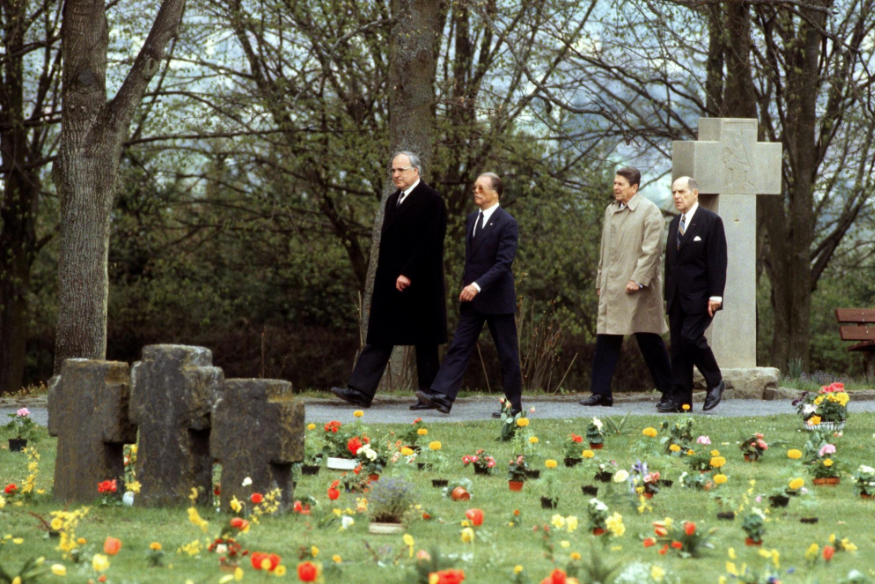 Канцлер Германии Гельмут Коль (с офицером Второй мировой войны Йоханнесом Штайнхоффом) и президент США Рональд Рейган (с генералом Мэтью Риджуэем) 5 мая 1985 года на военном кладбище в Битбурге © picture alliance/dpa