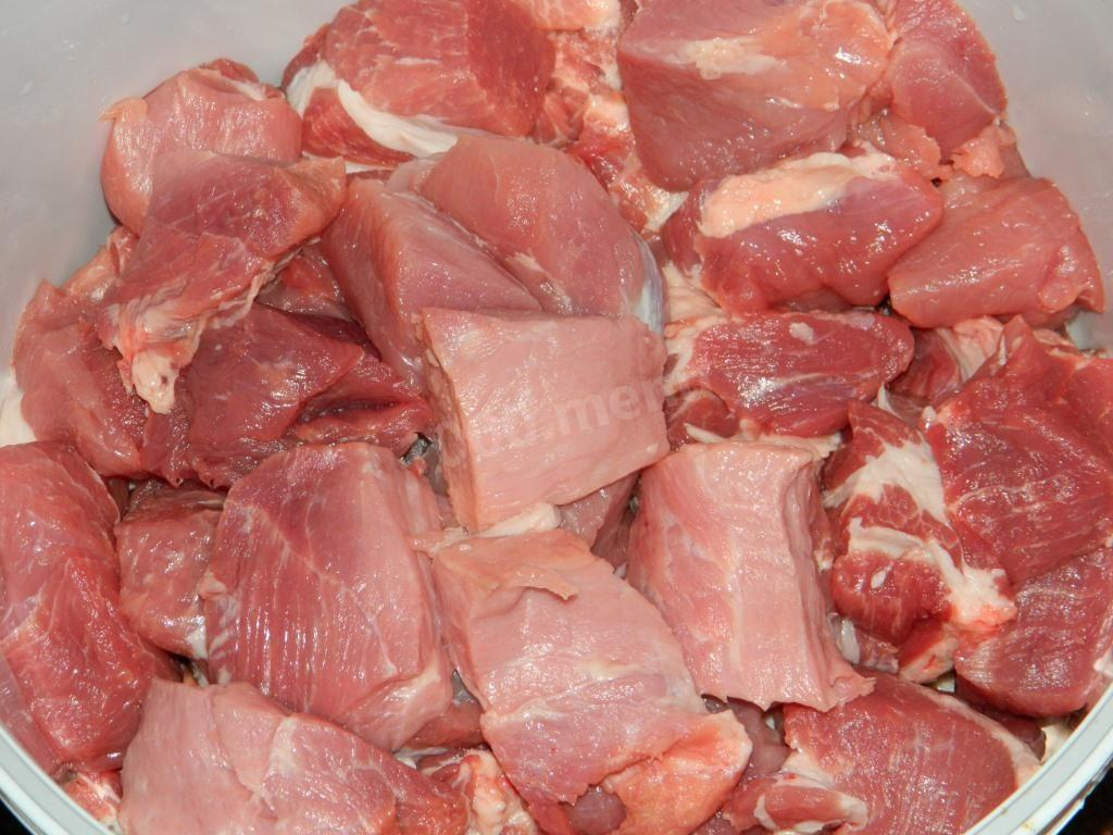 Как пожарить шашлык из свинины на углях на мангале? Подготовьте необходимые ингредиенты. Лучше всего использовать молодое и сочное охлажденное мясо. Из замороженного мяса шашлык получится жестким. Выбирайте филе свинины, в котором есть некоторое количество жира. Нарежьте свинину на порционные кусочки одинакового размера.