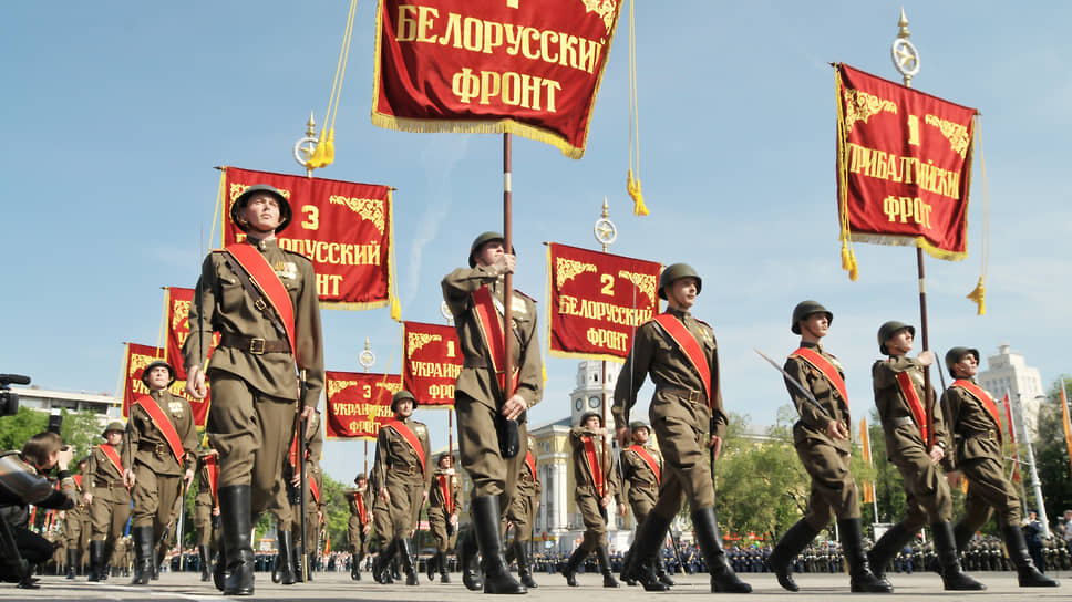 Участники парада в форме советских солдат времен Второй мировой войны проходят строем на площади Ленина в Воронеже. 2010 год .📷Фото: Андрей Архипов / Коммерсантъ