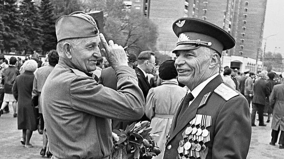 Ветераны Великой Отечественной войны общаются на встрече у памятника Славы в Воронеже. Май 1994 года .📷Фото: Андрей Архипов / Коммерсантъ