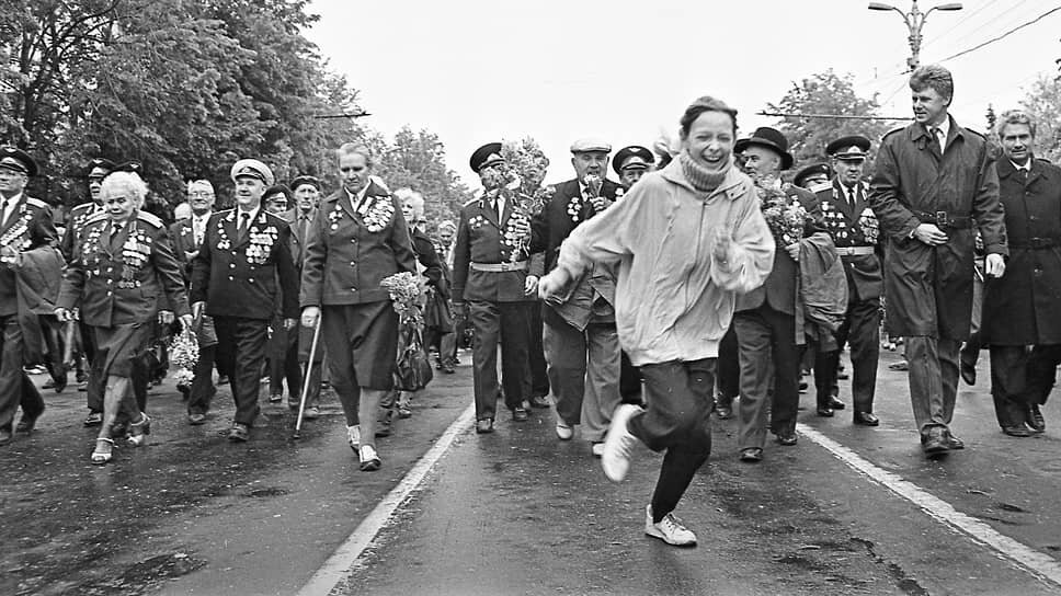 Девочка бежит перед строем ветеранов Великой Отечественной войны во время праздничного шествия по проспекту Революции в Воронеже. Май 1995 года.📷Фото: Андрей Архипов / Коммерсантъ