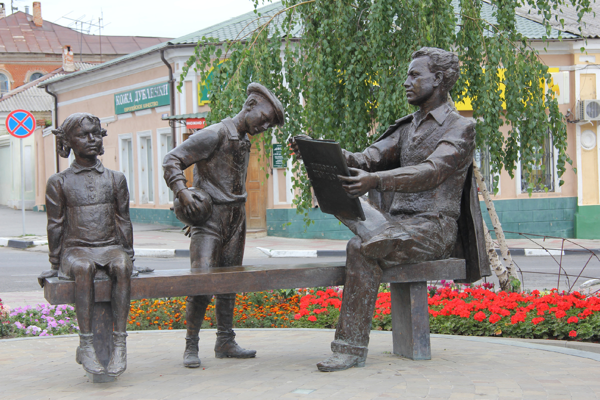 Памятник Николаю Жукову в Ельце