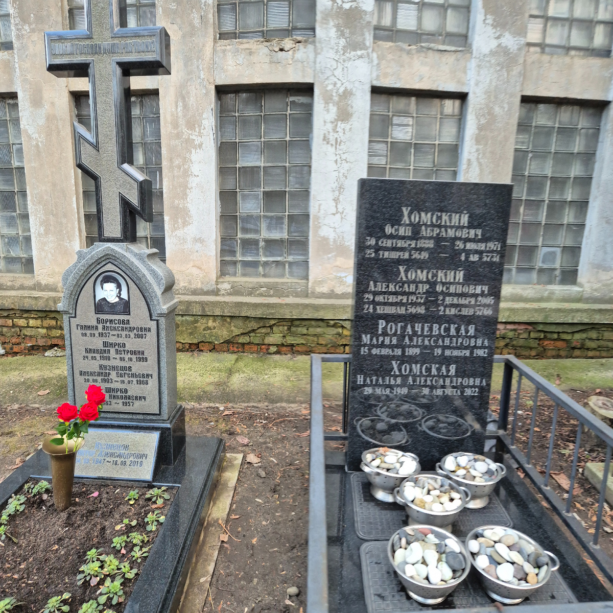 Могилы на Донском кладбище рядом с колумбарием