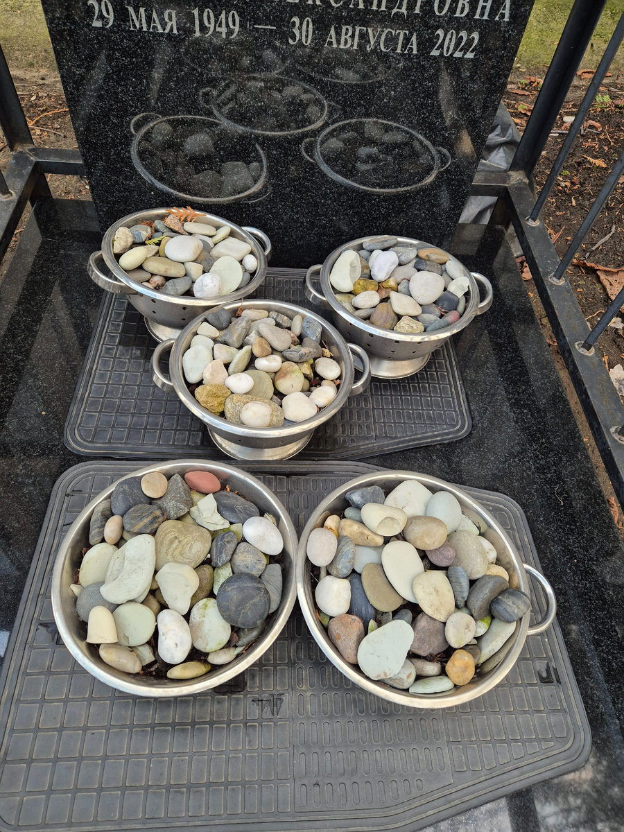 Заботливое отношение и к камням поминовения и к надгробному памятнику