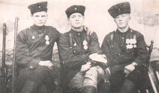 Справа - красноармеец Иван Зинченко