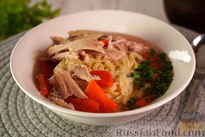 курица, морковь, лук репчатый, лук-порей, лавровый лист, перец черный горошком, перец душистый горошком, перец чёрный молотый, мука, яйца, вода, соль