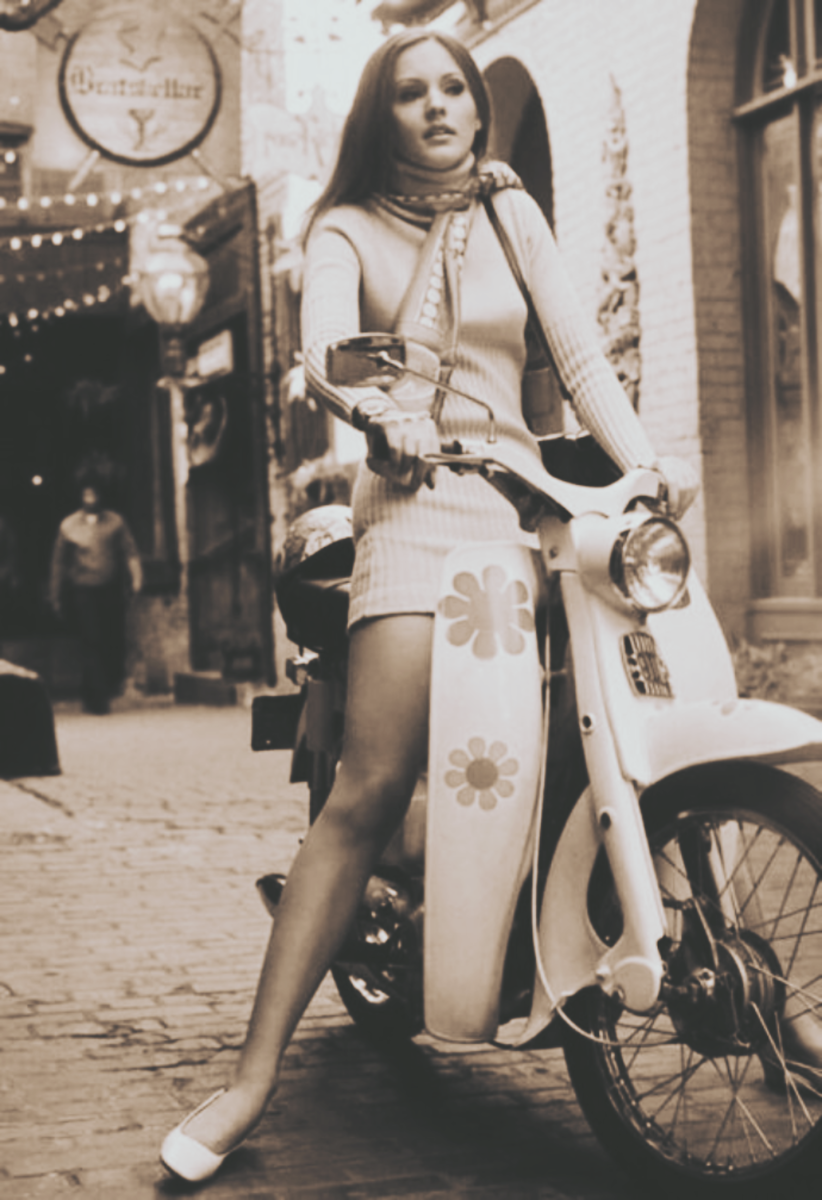      Стиль хиппи 1950-60 гг.   Девушка на мотороллере
