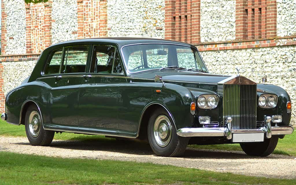 Для многих поклонников марки, Rolls-Royce Phantom VI стал последним настоящим Роллс-Ройсом. Ведь он полностью состоял из британских комплектующих, а его облик был выполнен в типичном английском консервативном стиле