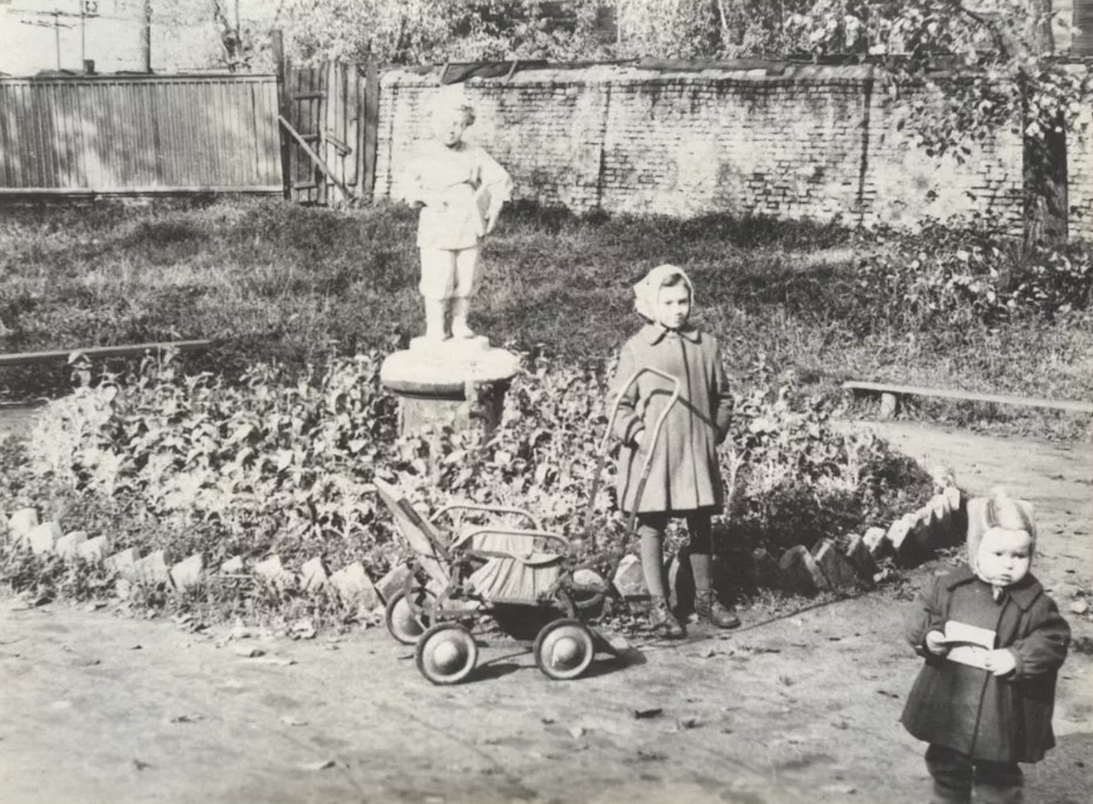 Детский парк на месте Лазаревского кладбища. Архив И. Ильиной, 1962-1964гг.