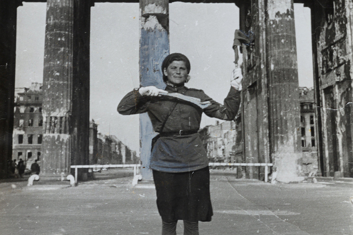 Особую значимость событию придало присутствие дочерей ветерана – Нины и Раисы.  Фото: Фото: НП «Викимедиа РУ»* / РИАН / Евгений Халдей (Public domain) * 18 МАРТА 2024 ГОДА ОРГАНИЗАЦИЯ ВКЛЮЧЕНА МИНЮСТОМ РФ В РЕЕСТР «ИНОСТРАННЫХ АГЕНТОВ»