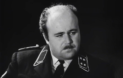 История этой фразы уходит корнями в послевоенные годы, когда советский кинематограф активно снимал фильмы о войне, в том числе детские. И если в серьезных военных драмах образ врага мог быть мрачным и жестоким, то в пропагандистских и детских картинах немцы (они же фашисты, они же «фрицы») часто изображались карикатурно: глупыми, неуклюжими, почти комедийными.