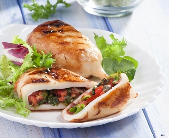    Фаршированные кальмары на гриле. Фото: Валентина Билунова/BurdaMedia