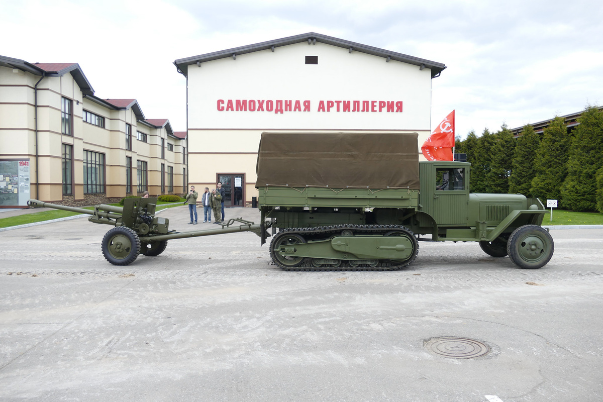 76-мм дивизионная пушка ЗИС-3 - вполне штатная нагрузка для ЗИС-42.