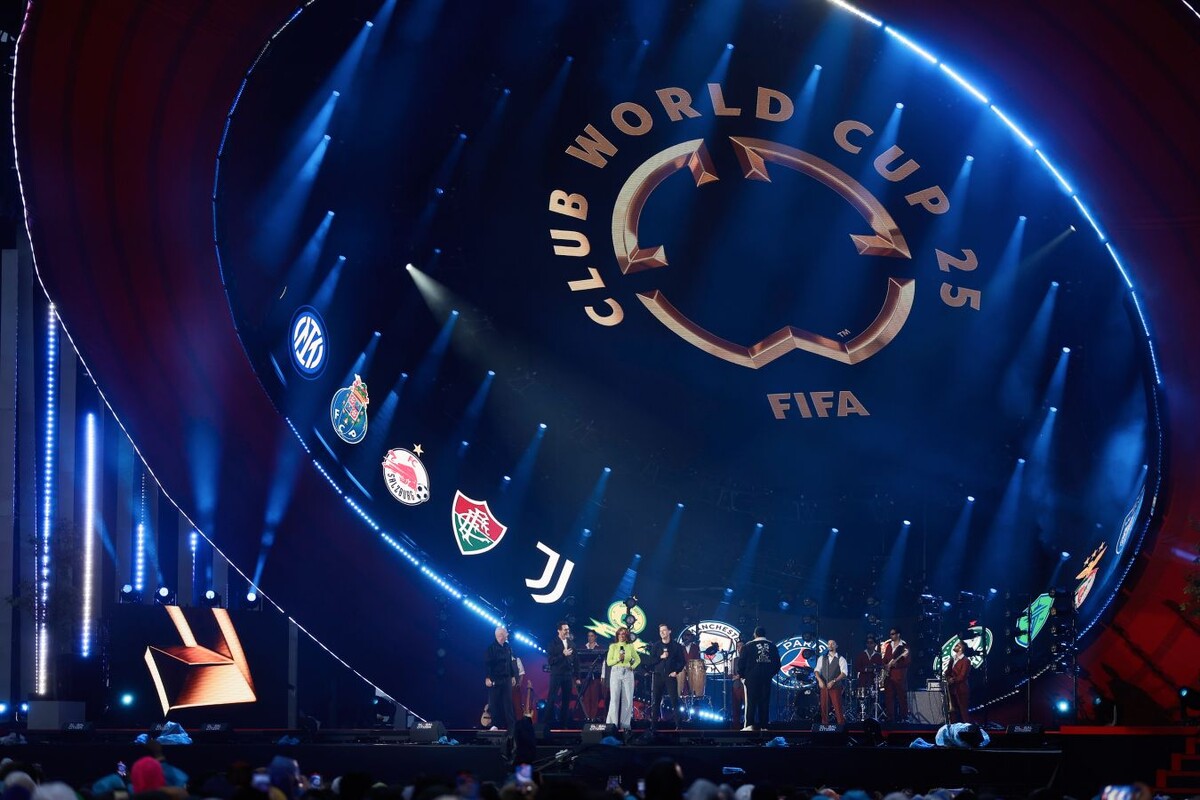 На фото эпизод жеребьевки