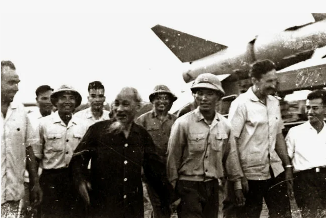 Хо Ши Мин с советскими военными советниками на фоне зенитных ракет.