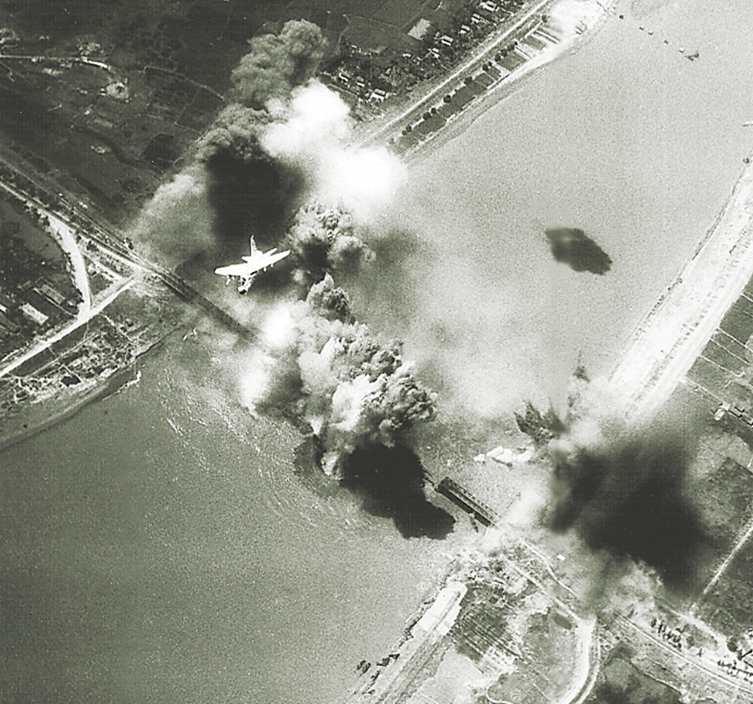 1972 год, 10 мая: А-7 "Корсар" разбивает железнодорожный мост между Ханоем и Хайфоном.