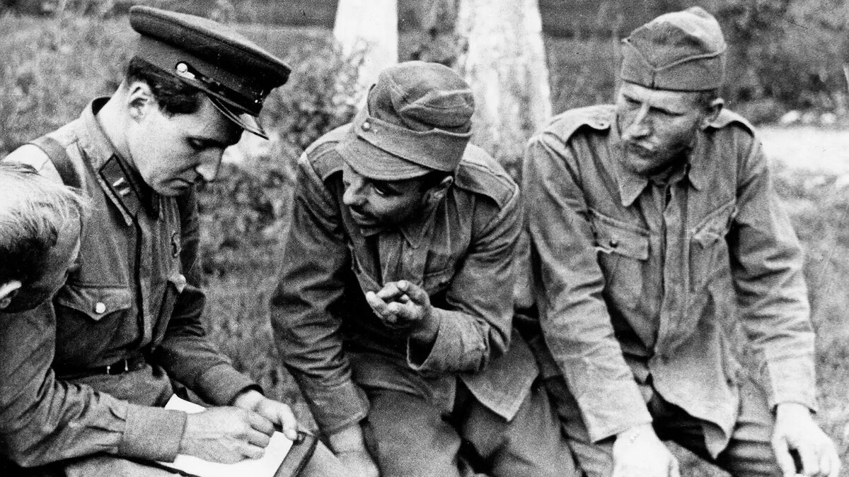    Константин Симонов беседует с военопленными в Одессе. Фото: газета «Красная звезда» №204 от 30 августа 1941 года