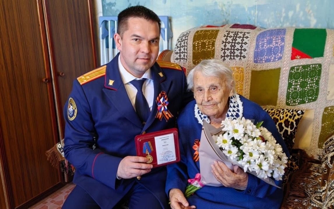    В Сургуте жительнице блокадного Ленинграда вручили ведомственную медаль СК России