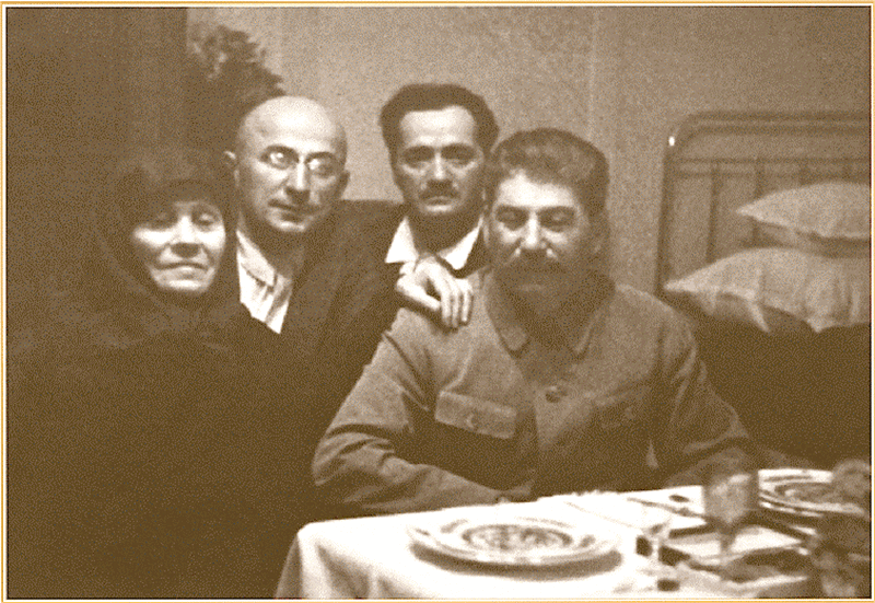 Екатерина Джугашвили, Берия, Лакоба, Иосиф Виссарионович во время последнего визита Сталина к матери, 17 октября 1935 год