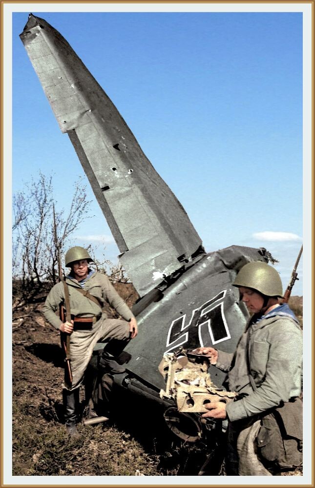 Красноармейцы зенитной батареи Северного флота у обломков сбитого ими немецкого бомбардировщика «Юнкерс Ju-88». Август 1941 года / Фото отредактировано в цвете от Klimbim