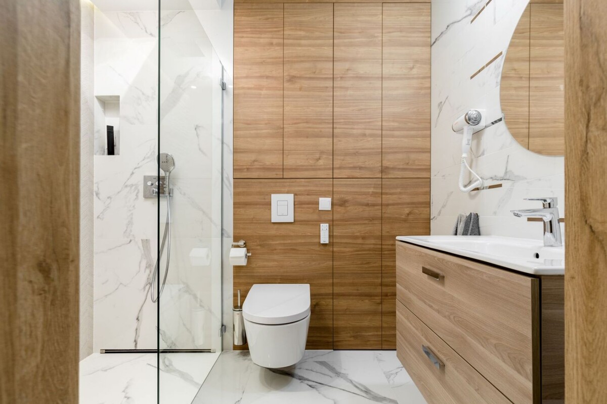 Слишком много теплых оттенков в маленькой ванной могут сделать ее по ощущениям гораздо меньше