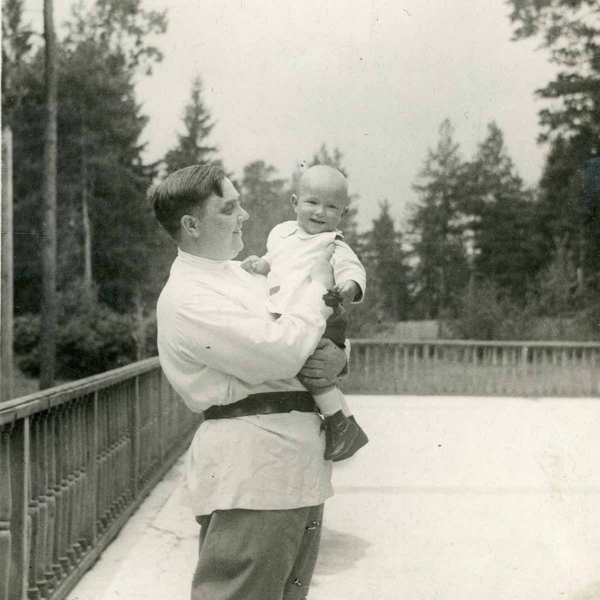 Георгий Маленков на отдыхе с сыном Андреем, 1938 год / Оренбургский губернаторский историко-краеведческий музей