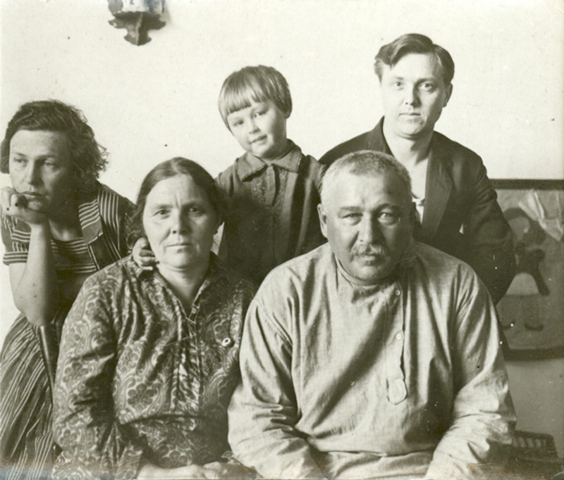 Семья Маленковых. Валерия Алексеевна, Анастасия Георгиевна, Воля (Валентина) и Георгий Маленковы с отчимом Иваном Ульяновым, конец 1920-х гг / Оренбургский губернаторский историко-краеведческий музей