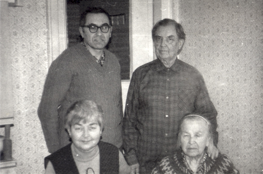 Супруги Маленковы с сыном Андреем и дочерью Волей, 1987 год / Оренбургский губернаторский историко-краеведческий музей